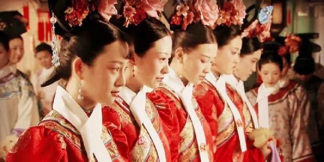 1894年，18岁的珍妃得罪慈禧，被强行扒掉裤子，太监们一拥而上