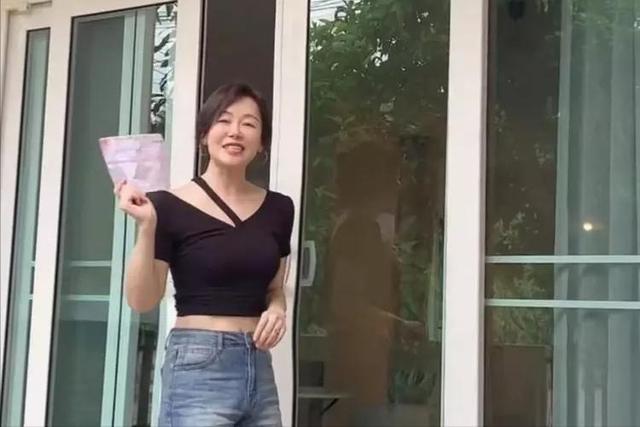 演员田慧现状：定居泰国住豪宅，52岁身材火辣，享受单身生活