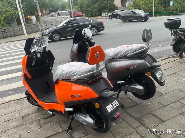 同样是新亮相的电动车，爱玛赤焰和五星钻豹E8，配置有什么不同