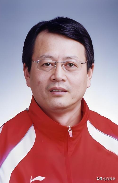 稀罕的男乒聚餐合影：王皓人群中特显眼，邱贻可的脸果然名不虚传
