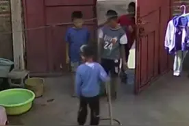 云南蒙自一6岁男孩抓起2米长蛇回家当皮鞭甩，网友：看得我起鸡皮疙瘩图片