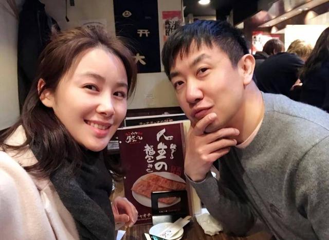 李小冉为他流产2次，梅婷养他6年，今娶小15岁娇妻，鄢颇凭什么？