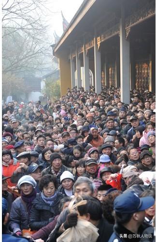 灵隐寺被骂上热搜，知情人爆料：一群和尚围着长条桌，上面堆满钱