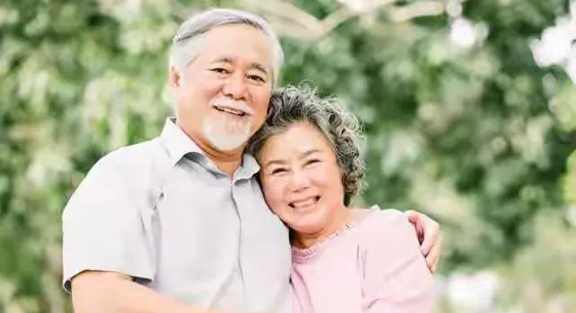 搞定50岁的女人，每天联系已经过时了，现在流行这3个技巧