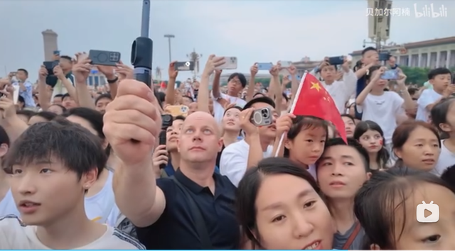老外到北京看升国旗：穿越30年时空，重写《共和国的早晨》