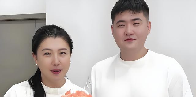 闫学晶新疆班真相大白！人民网锐评句句戳人心，谁在说谎一目了然