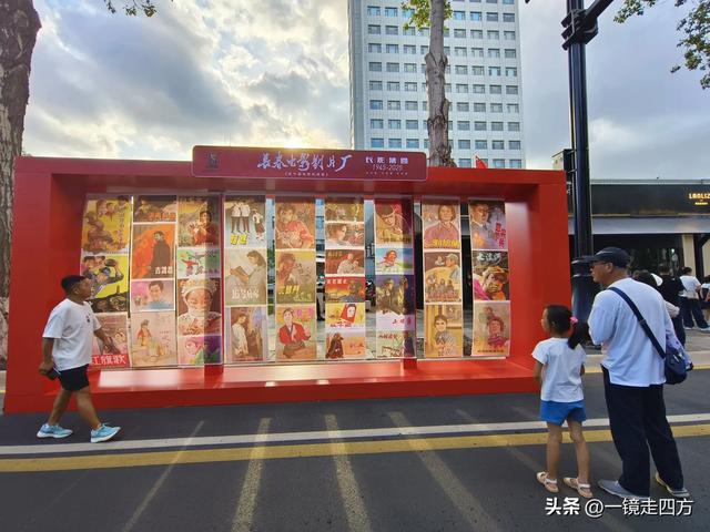 周末16点，长春新民大街又准时变身步行街，市集和舞台开放