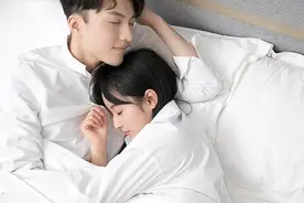 初次共度夜晚，甜蜜有趣的床上冷暖故事图片