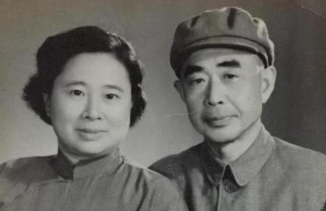 开国上将陪侍病重妻子，不料妻子指着主治医生：你娶了她我才安心