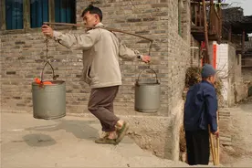 农村往事：相亲期间妻子看不上我，但我每次都使劲给老丈人挑水图片