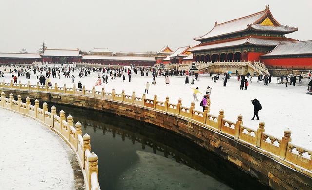 京城初雪拂过紫禁城的每一个角落 故宫红墙金瓦变身童话仙境