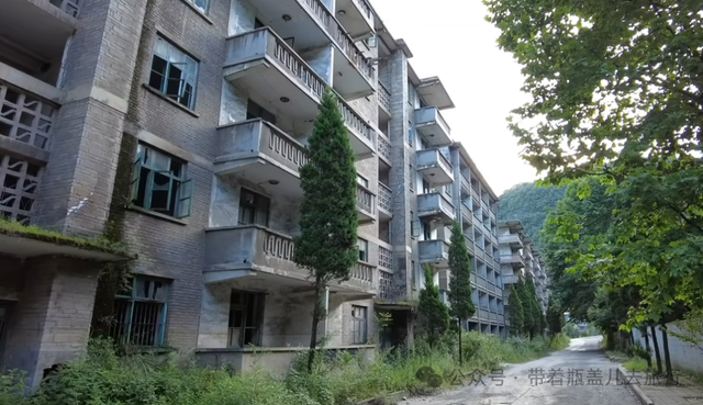 贵州大山中的“鬼城”，繁华热闹堪比县城，20年前为何上万人搬离