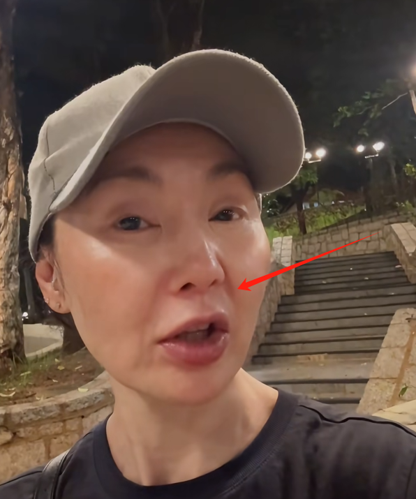 苹果肌肿胀，脸部馒化，60岁张曼玉近照曝光，不老女神滤镜稀碎