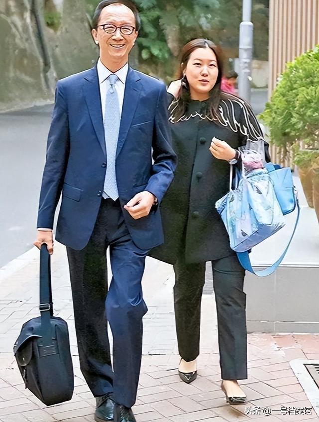 恩爱23年抵不过残酷现实，73岁梁锦松衰老萎缩 47岁伏明霞绚烂如花
