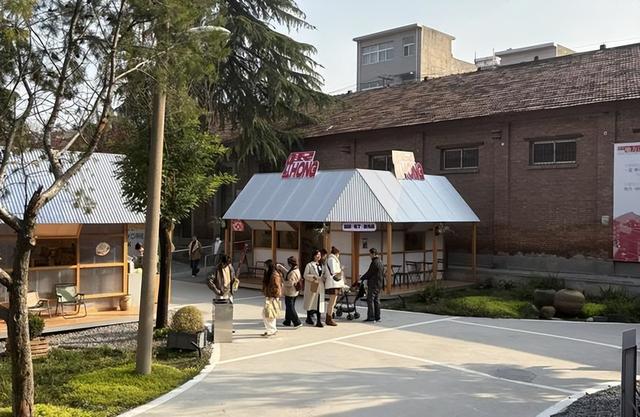 晴好周末 西安市民惬意游逛西仓市集文创公园