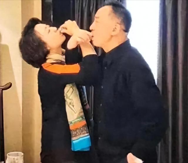 至今未婚未育，身边却有男人陪了近27年！59岁的她才是真人间清醒