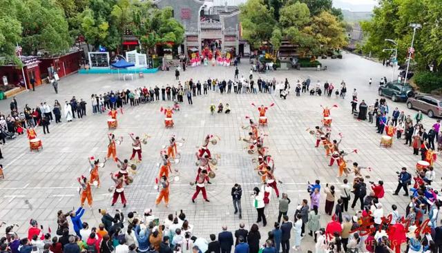 岳阳楼前全员穿越，这波国风操作太酷了！