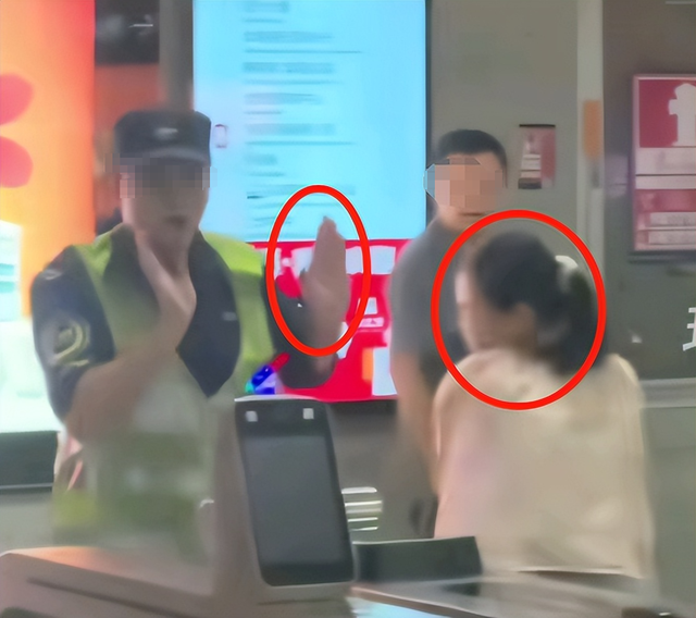 女子地铁追打安检员后，恶心一幕出现，女安检好心劝阻遭质疑