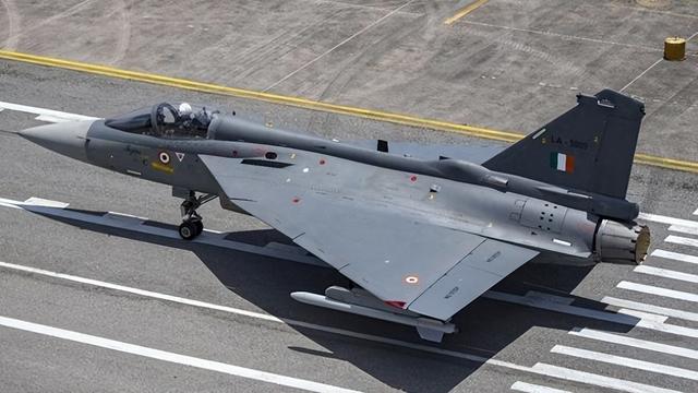 起飞前还在漏油！印度“光辉”战机迪拜坠毁，飞行员为何没跳伞？