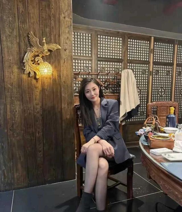 大环境下生活不易主持人齐彤彤吃饭也要穿黑丝拍照擦边