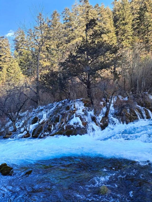 九寨沟冬日限定皮肤上线！冰玉崖岸，妥妥的自然界顶流美学。