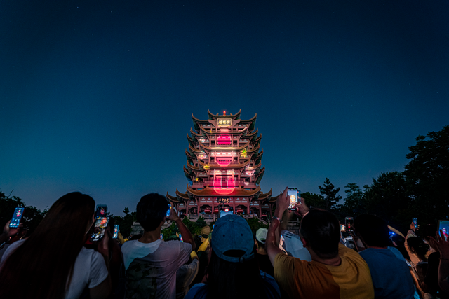 武汉文旅集团“超级文旅日”来了，游客在黄鹤楼提前过“七夕”