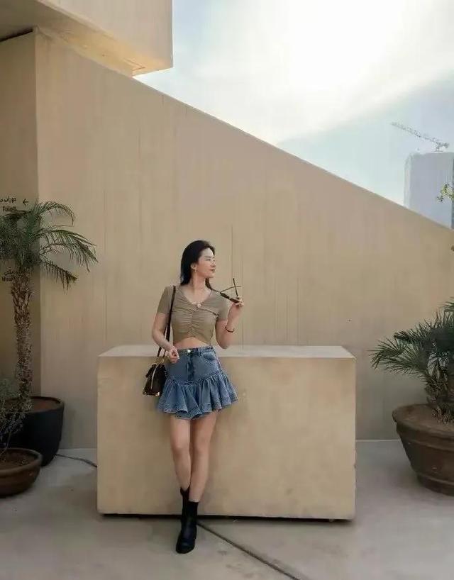 38岁刘亦菲阿联酋素颜疯传!无妆状态杀疯了,这松弛感内娱独一份