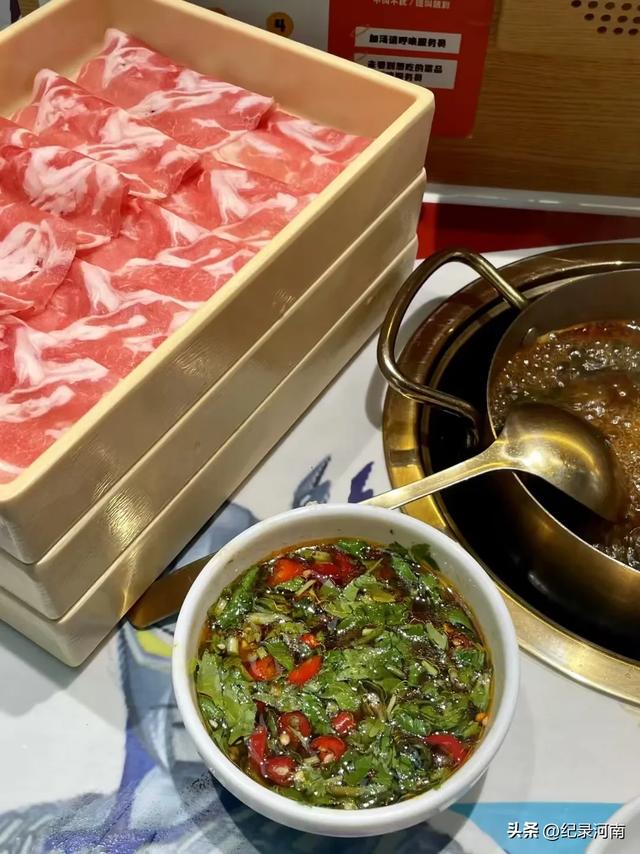三线城市商丘市中心城区夜经济红红火火！梁园区步行街人头攒动！