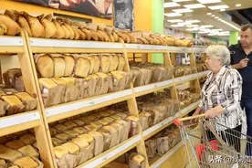 俄罗斯准备对民众发放食品券，这是要恢复粮票制度吗？经济要崩？图片