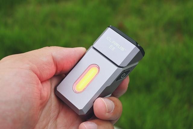 口袋照明神器！凯瑞兹双子星E8三光源金属转头EDC手电体验