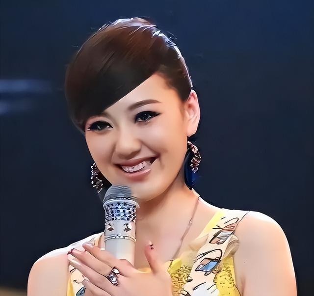 私生活混乱、被央视开除、陪睡上位？王冠身上的标签究竟有多离谱