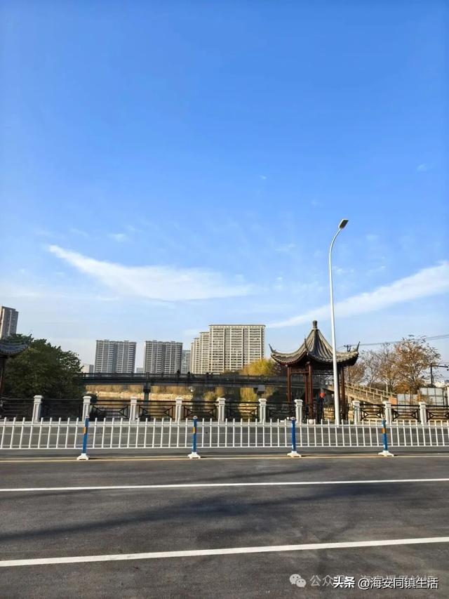 在海安新立发桥上看看老通扬河的水，回味春秋风云！