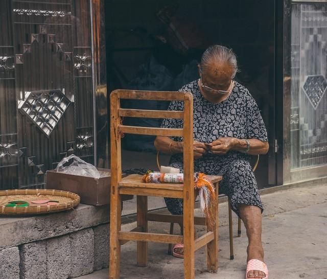 99年的网吧包厢，女同学突然凑过来，说：教我玩个刺激的游戏
