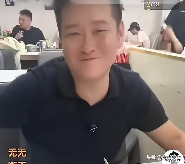 3女带4娃续面事件升级！老板阴阳顾客是七匹狼，面馆被众人围观