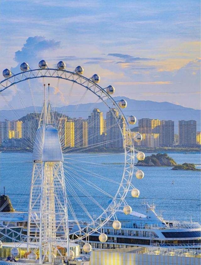 厦门海上世界山海全景摩天轮，高度62米，单圈运行时间约13分14秒