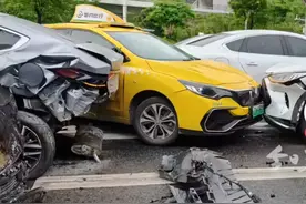 突发，重型半挂牵引车追尾16台小型汽车，现场惊心动魄图片