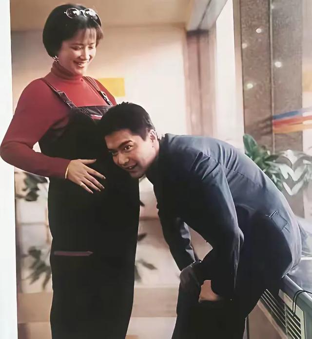 许亚军和儿子同框拍摄时尚大片，这是他和前妻何晴的孩子，叫许何