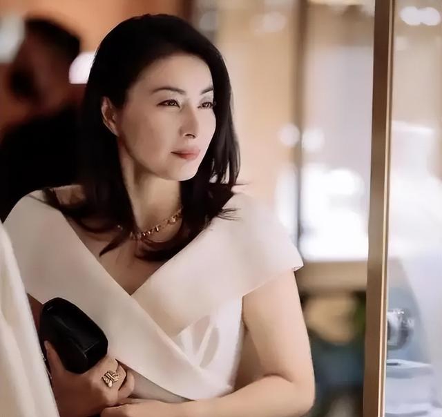 央视对郭晶晶的称呼变了，三字之差释放强烈信号，霍震霆全说对了