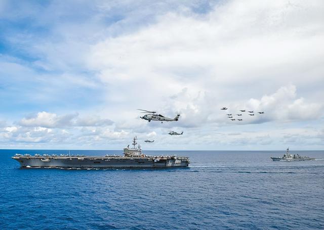 南海“秀肌肉”没见效，美2架军机接连坠毁，中方回应暗藏玄机：若美方开口，我们愿意帮忙