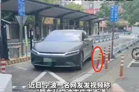 闹大了，男子撞倒警示柱被索赔9百，网友评论区炸锅！图片