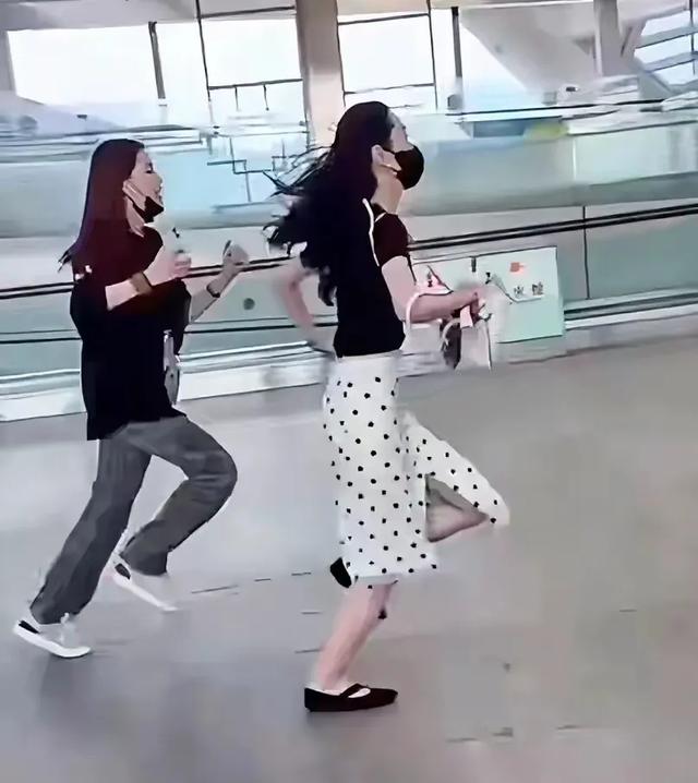 机场偶遇宋轶飞奔，莫不是要错过飞机了？第一次见美女跑这么快