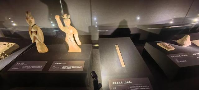 黑水城记：在风沙的褶皱里读千年戈壁
