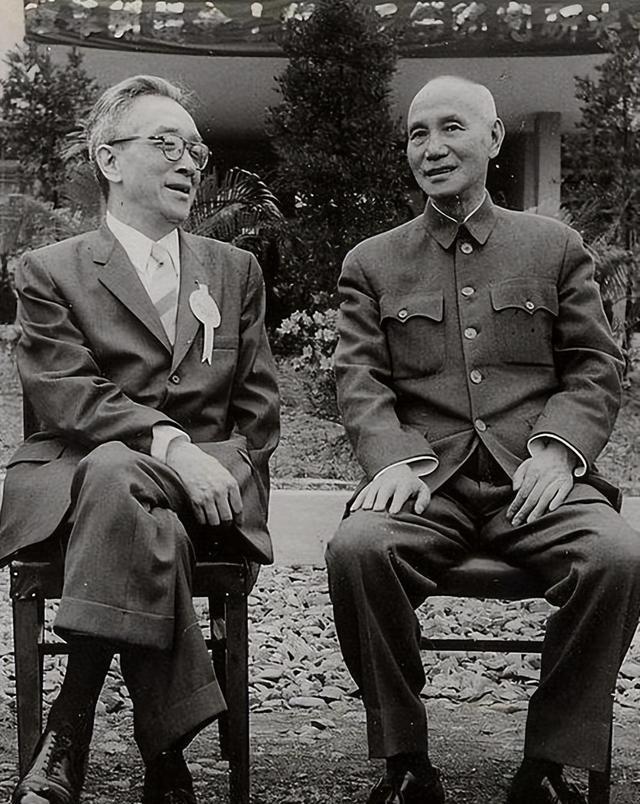 蒋介石临终前告诉蒋经国：我这一生只敬佩一人，畏惧两人! 第10张