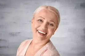 当你老了，你会发现生病是一场考验，在乎你的或许只有两个人图片