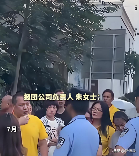129名游客被滞留服务区6小时，明明是私人订制团，却犹如垃圾被丢