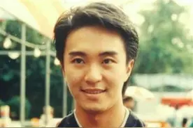 62岁周星驰近照曝光头发全白双眼耷拉显老态，与甘比合影惹争议图片