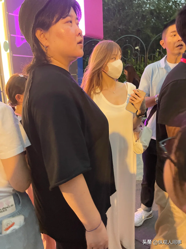 北京偶遇王心凌，身材矮小、皮肤白嫩，路人小孩看到后表情亮了