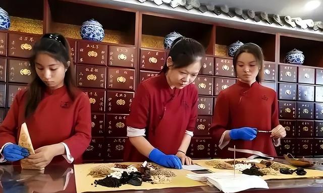 大量日本游客涌入北京，打着旅游幌子不去旅游不吃美食，为啥来？