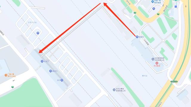 北京这两座火车站相距不足百米，网友：千万别走错！
