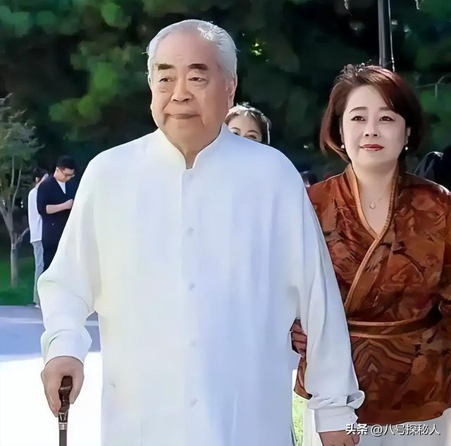 和朋友妻子偷情10年，北京庄园让给继子，难怪范曾亲女儿撕破脸